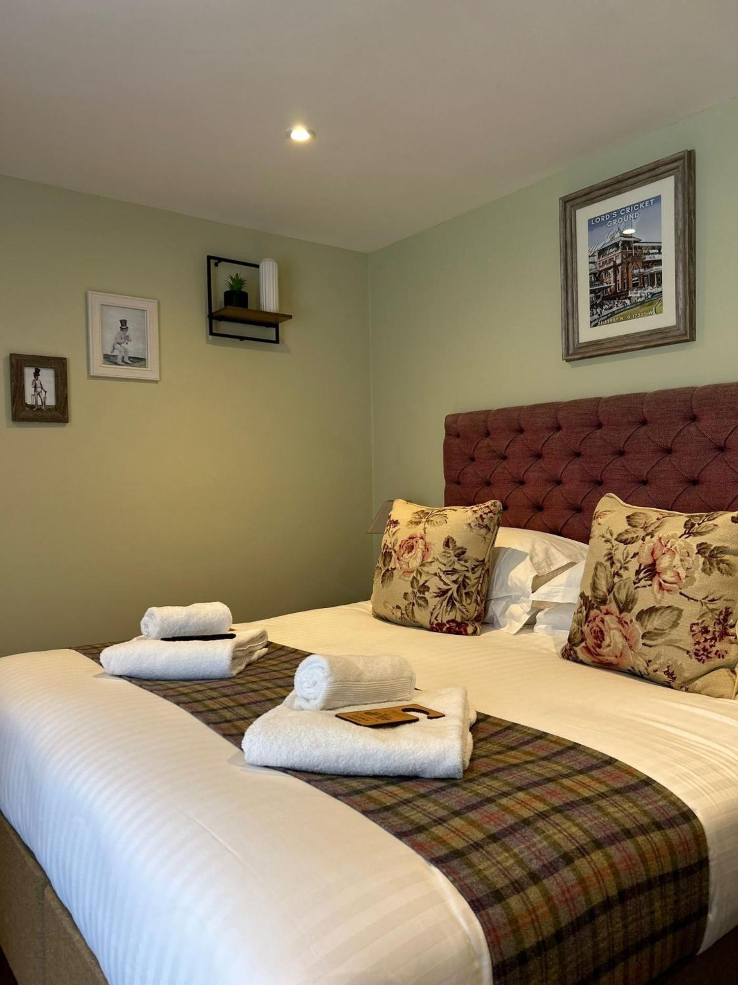 The Thomas Lord Hotel West Meon Buitenkant foto