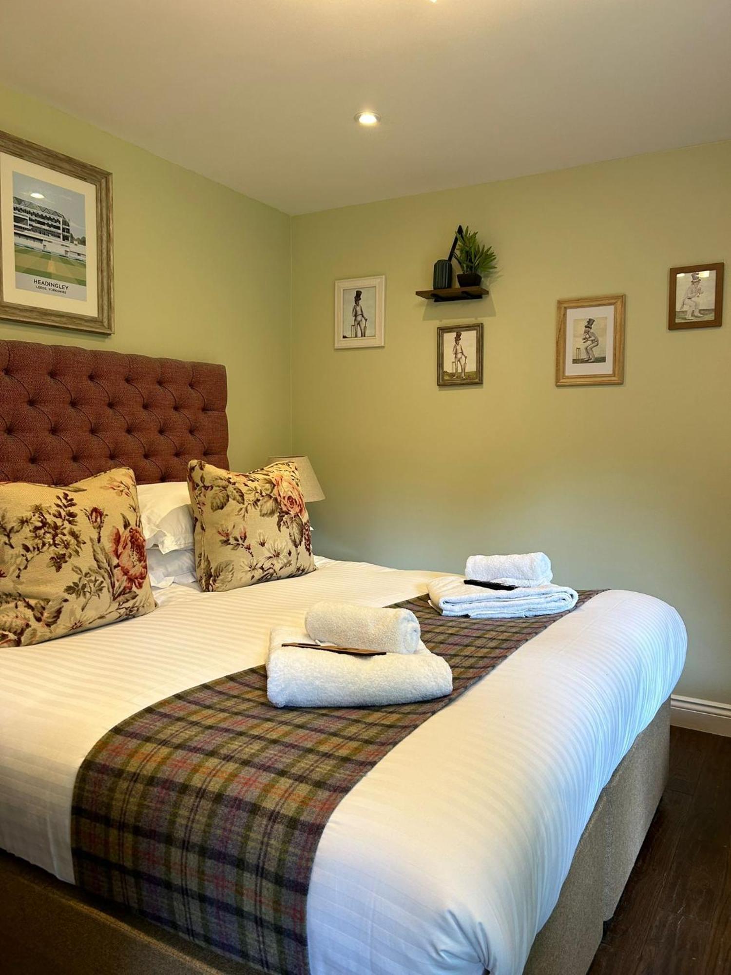 The Thomas Lord Hotel West Meon Buitenkant foto