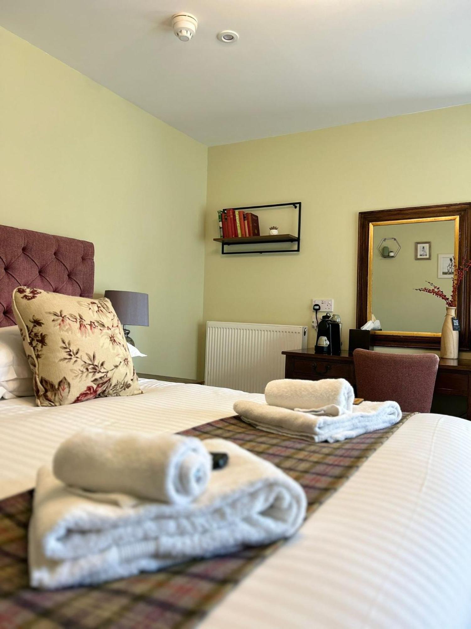 The Thomas Lord Hotel West Meon Buitenkant foto