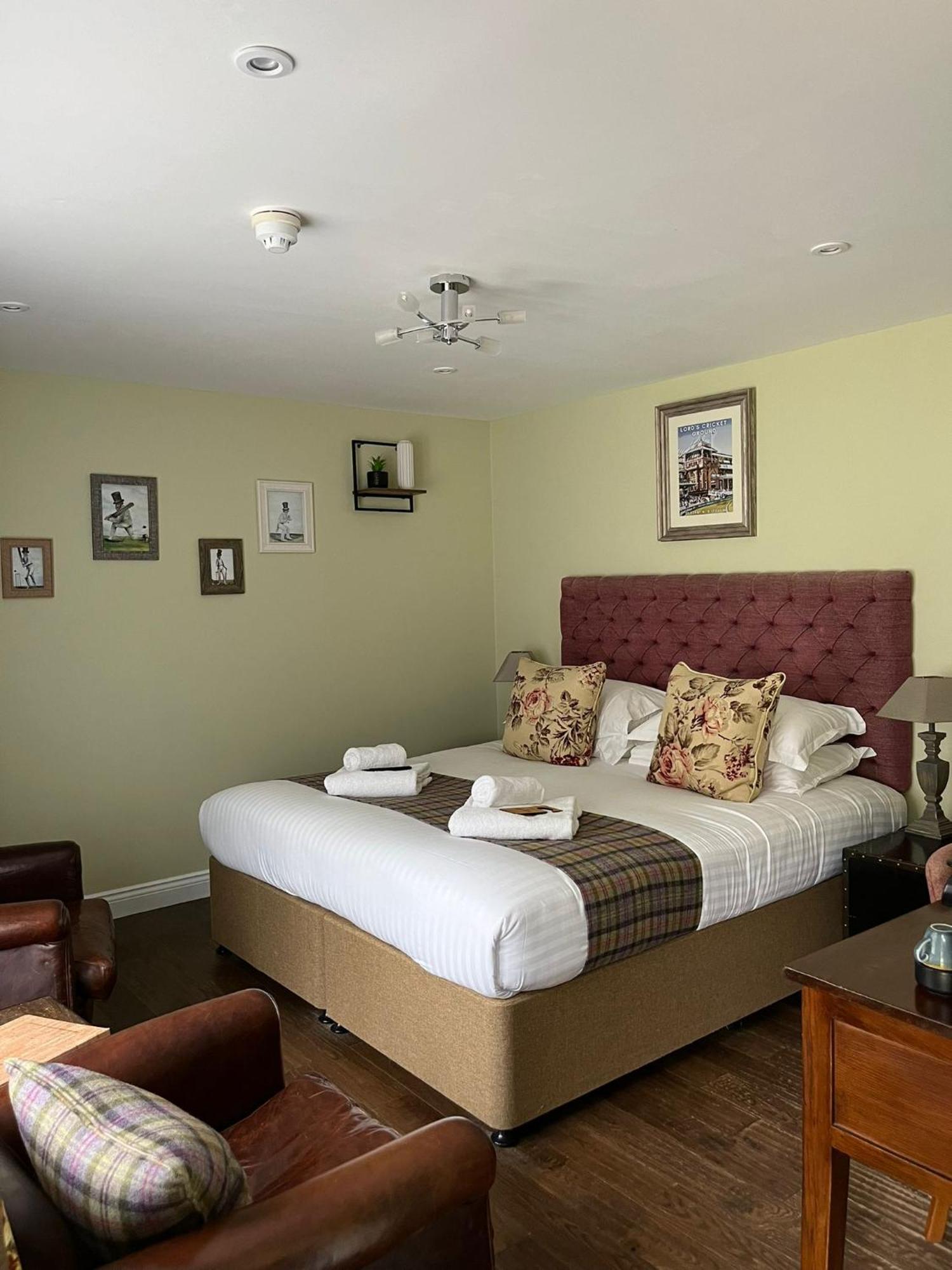 The Thomas Lord Hotel West Meon Buitenkant foto