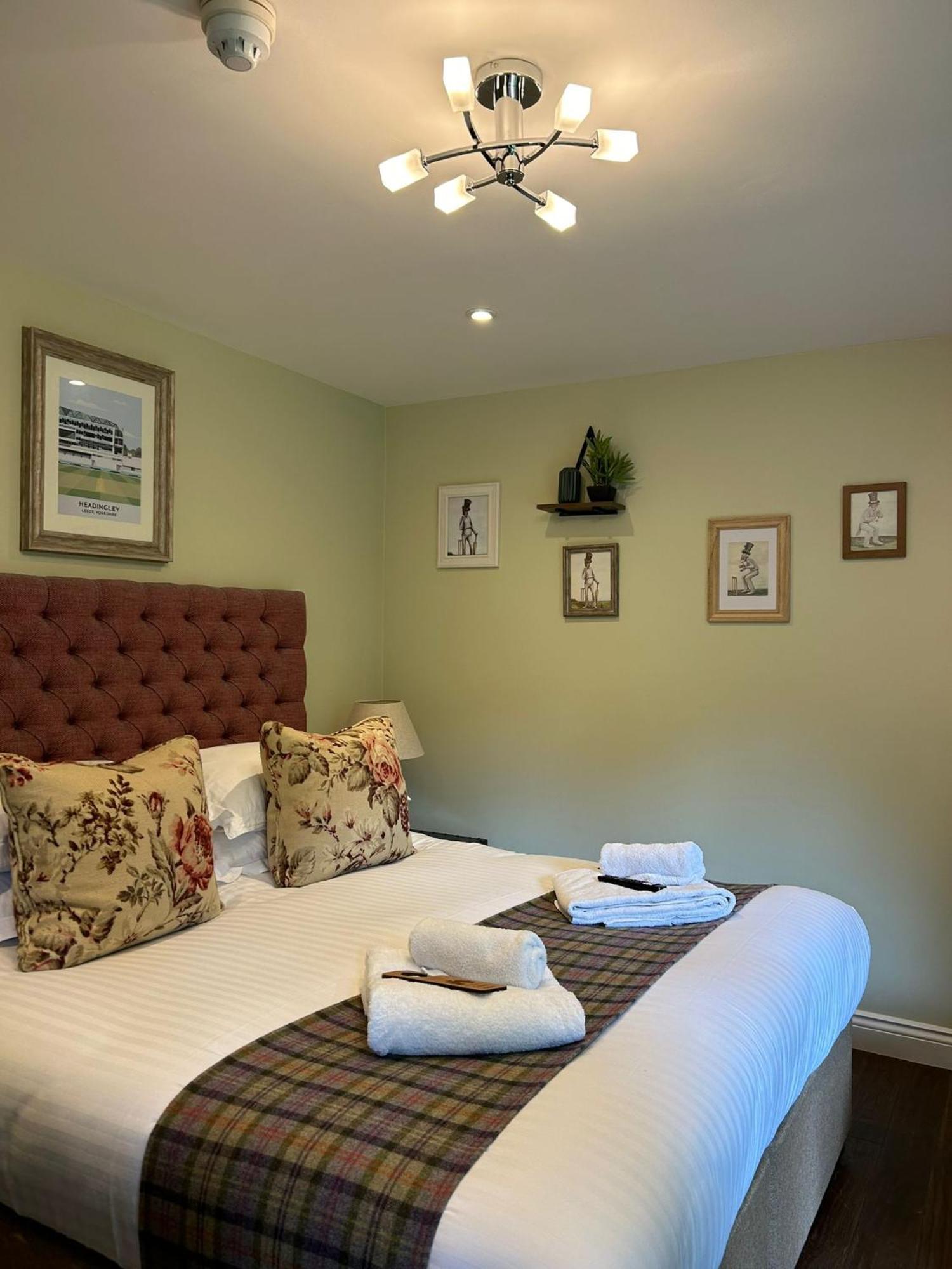 The Thomas Lord Hotel West Meon Buitenkant foto