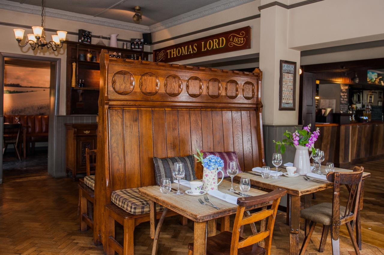 The Thomas Lord Hotel West Meon Buitenkant foto